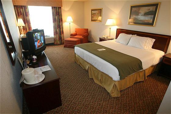 Holiday Inn Express & Suites - Worthington, An Ihg Hotel חדר תמונה
